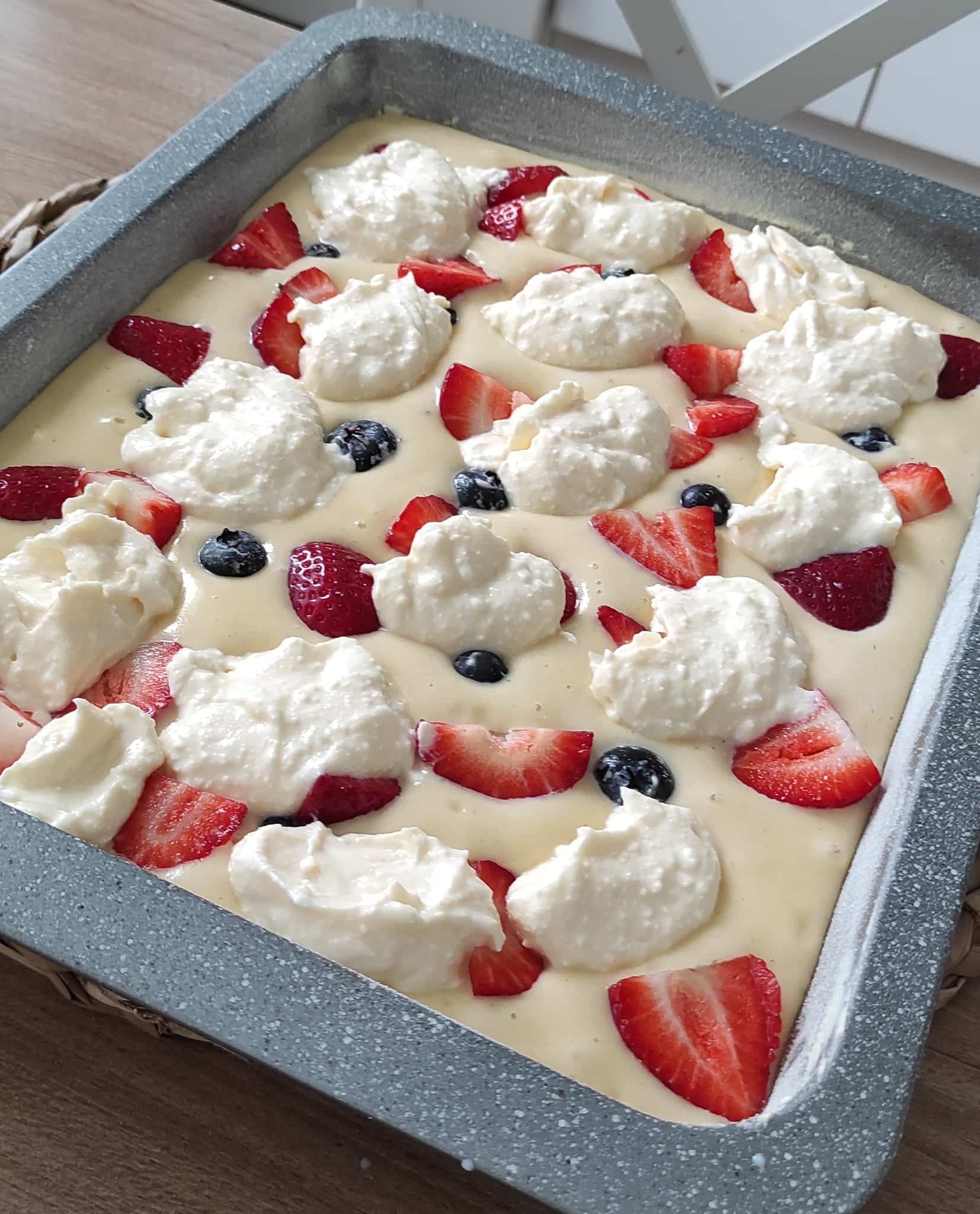 Nadýchaná bublanina s ovocem a tvarohem Nadýchaná bublanina s ovocem a tvarohem