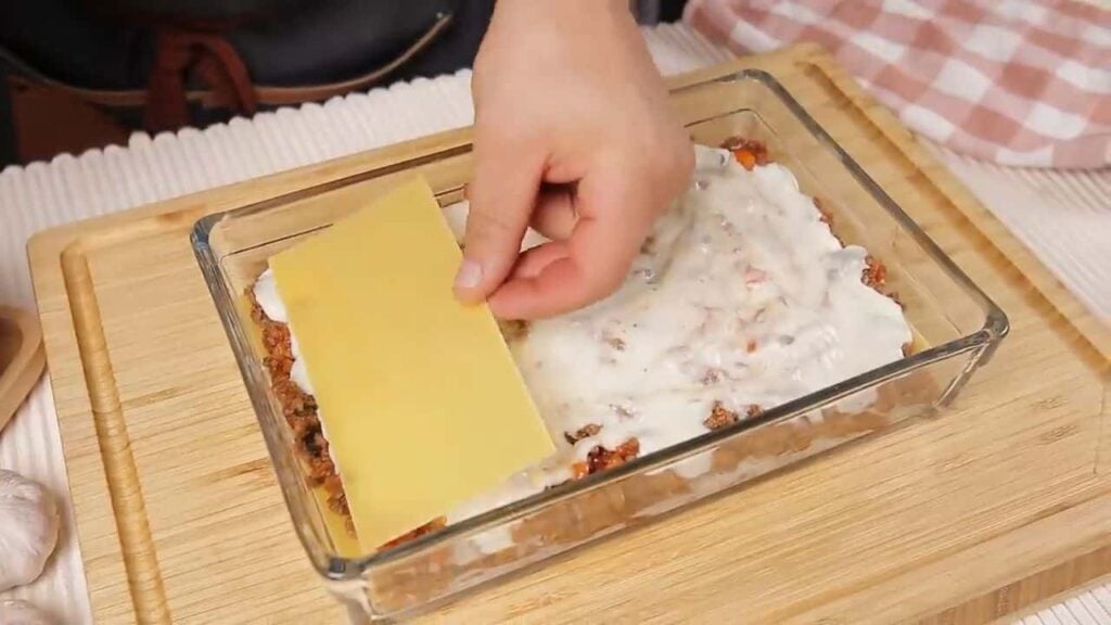 Lasagne s mletým masem se zeleninou, jemnou omáčkou a sýrem