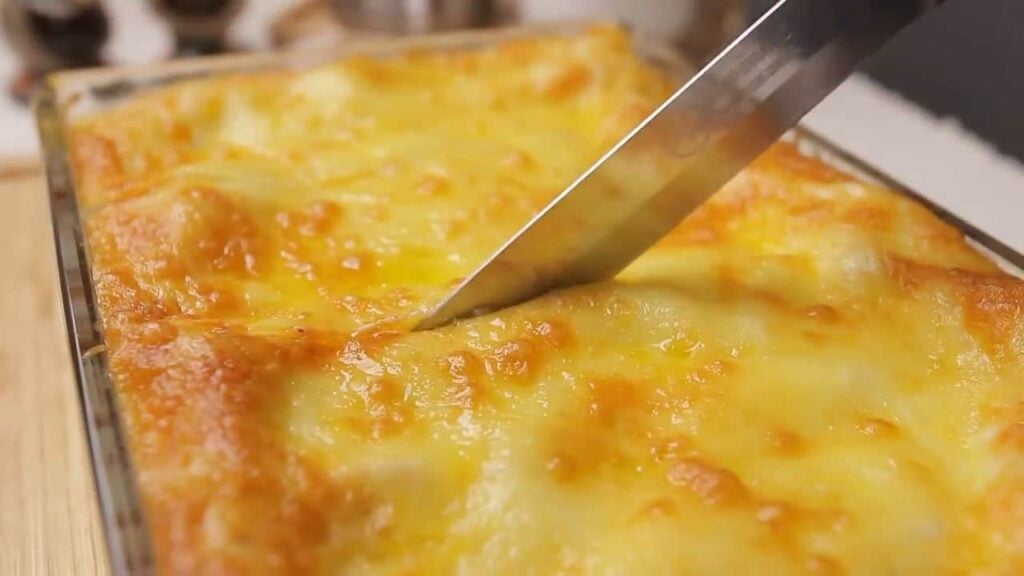 Lasagne s mletým masem se zeleninou, jemnou omáčkou a sýrem