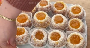 Recept na mini kokosové koláčky s vaším oblíbeným džemem Mini kokosové koláčky s oblíbeným džemem