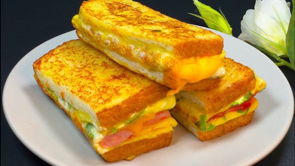 Pâine prăjită la cuptor cu cârnați, slănină, brânză, ketchup și omletă de ouă cu ceapă - Mic dejun plin de energie!
