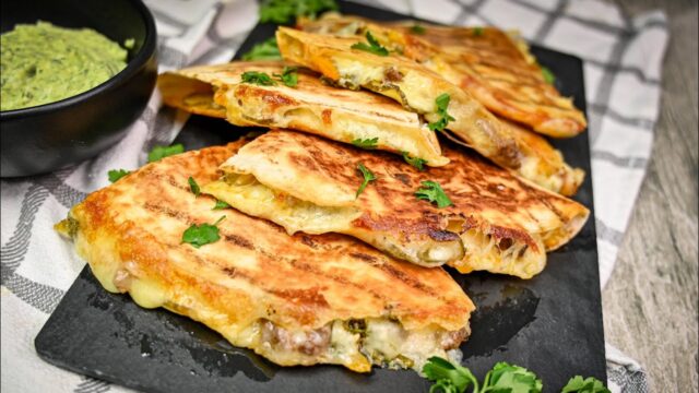 Plněná tortilla s mletým masem, sýrem, zeleninou a lahodným dresinkem – Podávaná s avokádovou omáčkou