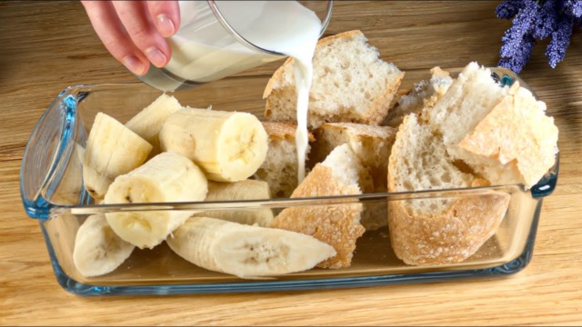 Lehký karamelovo-banánový koláč z ciabatty s pouhými 6 ingrediencemi Lehký karamelovo-banánový koláč z ciabatty s pouhými 6 ingrediencemi