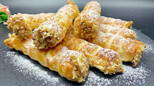 Trubičky z listového těsta plněné jemným pudinkovým krémem s ořechy