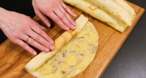 Zapečené slané palačinky plněné bramborovo-houbovou směsí v sýrové krémové omáčce – Vynikající kombinace chutí! Zapečené slané palačinky plněné bramborovo-houbovou směsí v sýrové krémové omáčce
