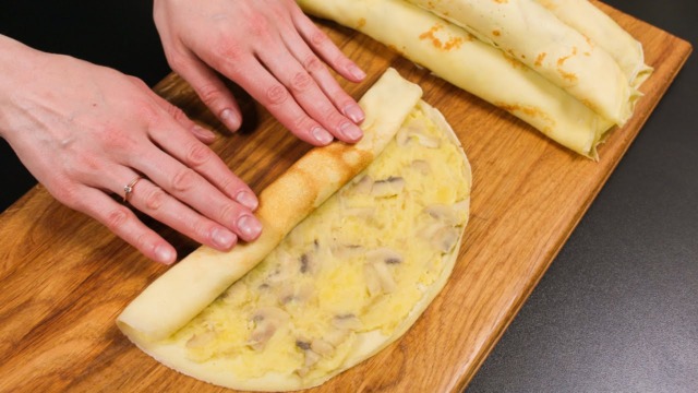 Zapečené slané palačinky plněné bramborovo-houbovou směsí v sýrové krémové omáčce Zapečené slané palačinky plněné bramborovo-houbovou směsí v sýrové krémové omáčce