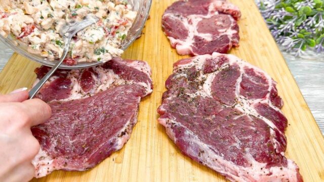 Vepřová krkovice plněná lahodnou směsí se zapečenými bramborami