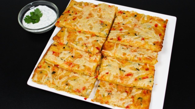 Zapečené strouhané brambory se zeleninou ve vaječné směsi s lahodným dresinkem Zapečené strouhané brambory se zeleninou ve vaječné směsi s lahodným dresinkem