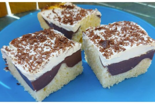 Pudinková peřinka: Nadýchaný moučník s bohatou vrstvou krému, který si zamilujete Pudinková peřinka s čokoládou a zakysanou smetanou