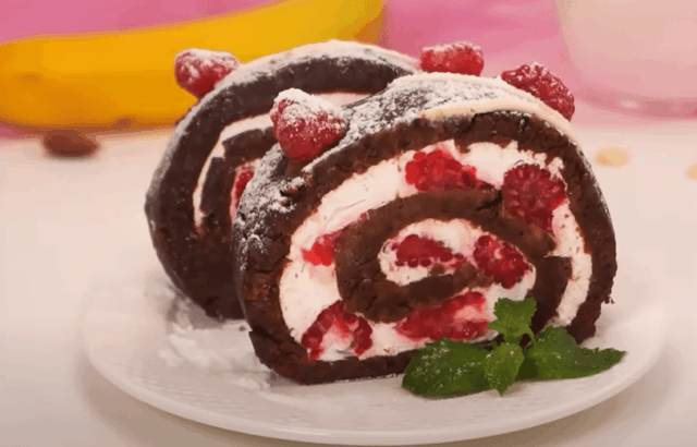 recept oblíbený zákusek u nás doma: vyzkoušejte tuto nepečenou roládu s malinami a křehkým krémem!