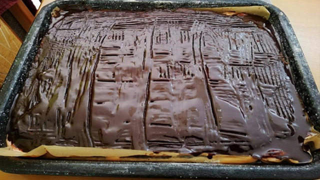 recept piškotový zákusek s hladkou čokoládovou polevou – chutná skvěle!