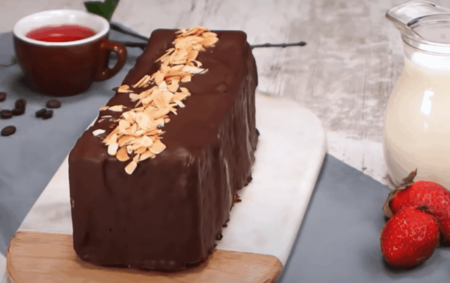 recept inspirace pro milovníky čokolády: zákusek se sušenkami, čokoládou a jahodami!