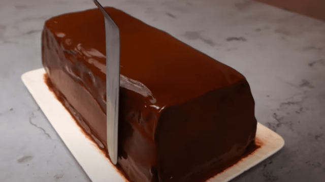 recept Čokoládový dort s banánovými plátky a piškotovým dnem: chutná skvěle!