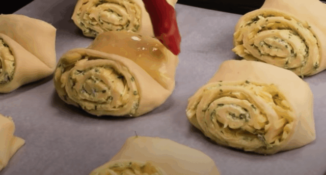recept fantastické bylinkové rohlíčky z kynutého těsta!