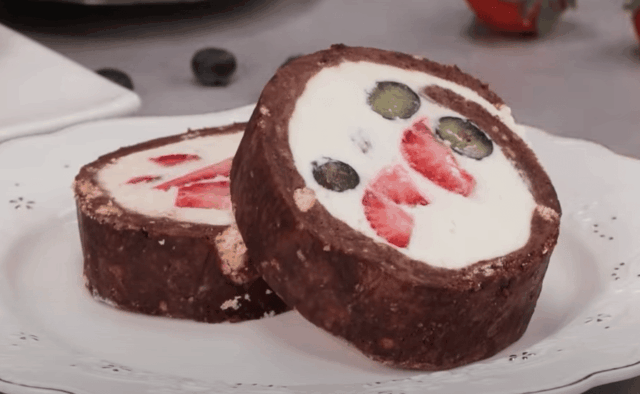 recept chutná nepečená roláda plná ovoce a krému!