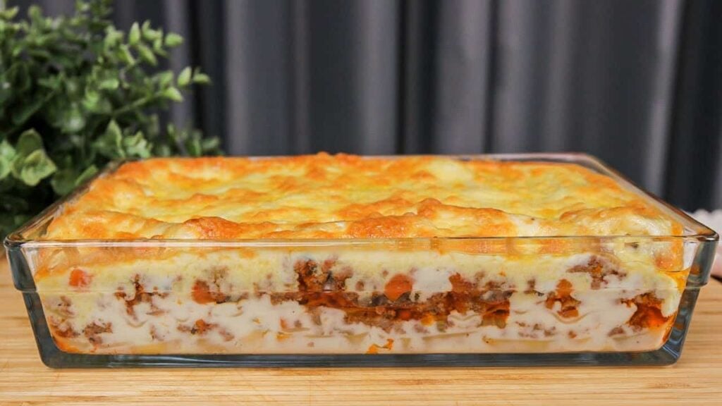 Lasagne s mletým masem se zeleninou, jemnou omáčkou a sýrem