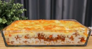 Lasagne s mletým masem se zeleninou, jemnou omáčkou a sýrem