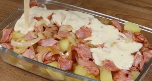 Ideální recept na jednoduchou a nenáročnou večeři! Pečené brambory se šunkou a bílou omáčkou Pečené brambory se šunkou a bílou omáčkou