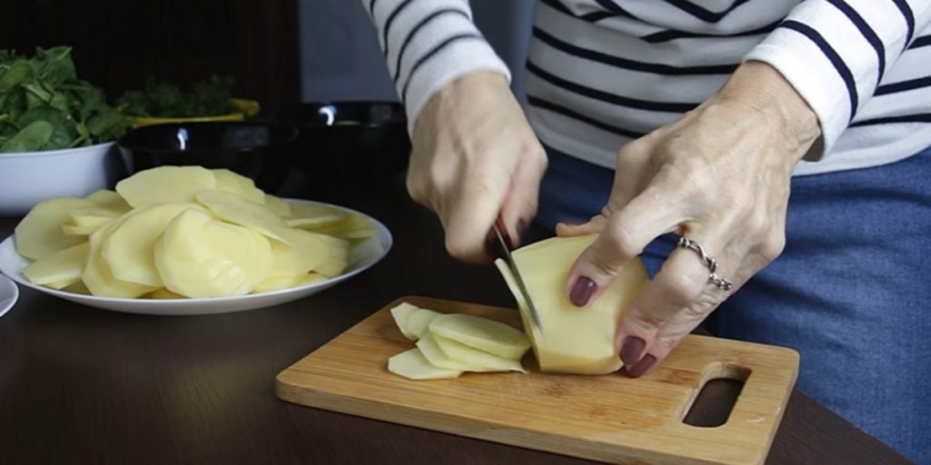 Roláda z mletého masa a brambor se sýrem a špenátem