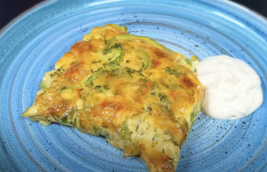 Zapečená cuketa se zeleninou podávaná s lahodným jemným dresinkem Zapečená cuketa se zeleninou podávaná s lahodným jemným dresinkem