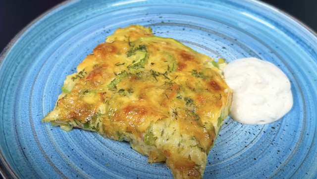 Zapečená cuketa se zeleninou podávaná s lahodným jemným dresinkem