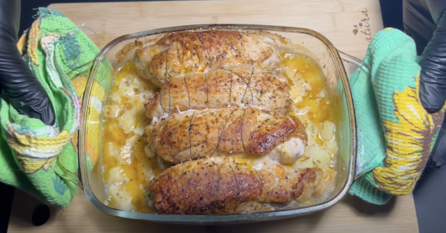 Vepřové závitky plněné zeleninovou směsí s pečenými bramborami