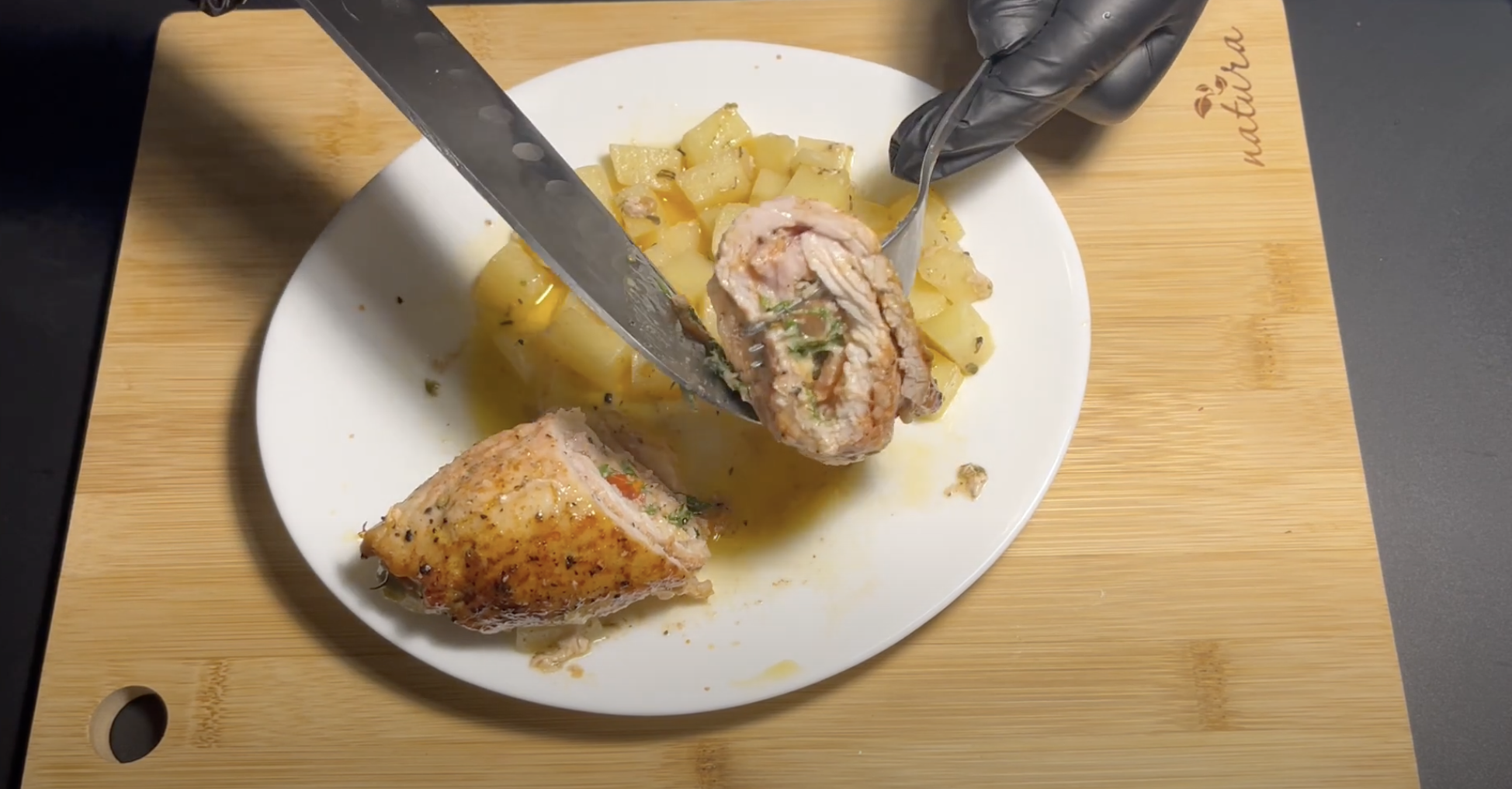 Vepřové závitky plněné zeleninovou směsí s pečenými bramborami