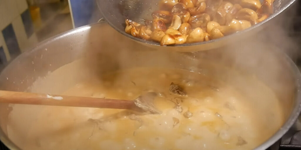 Hovězí stroganoff se žampiony a smetanou