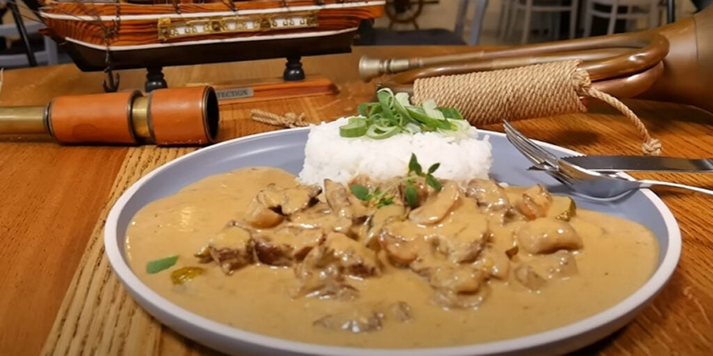 Hovězí stroganoff se žampiony a smetanou