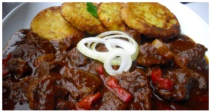 Pikantní hovězí guláš s bramboráčky: Tradiční recept na poctivý víkendový oběd