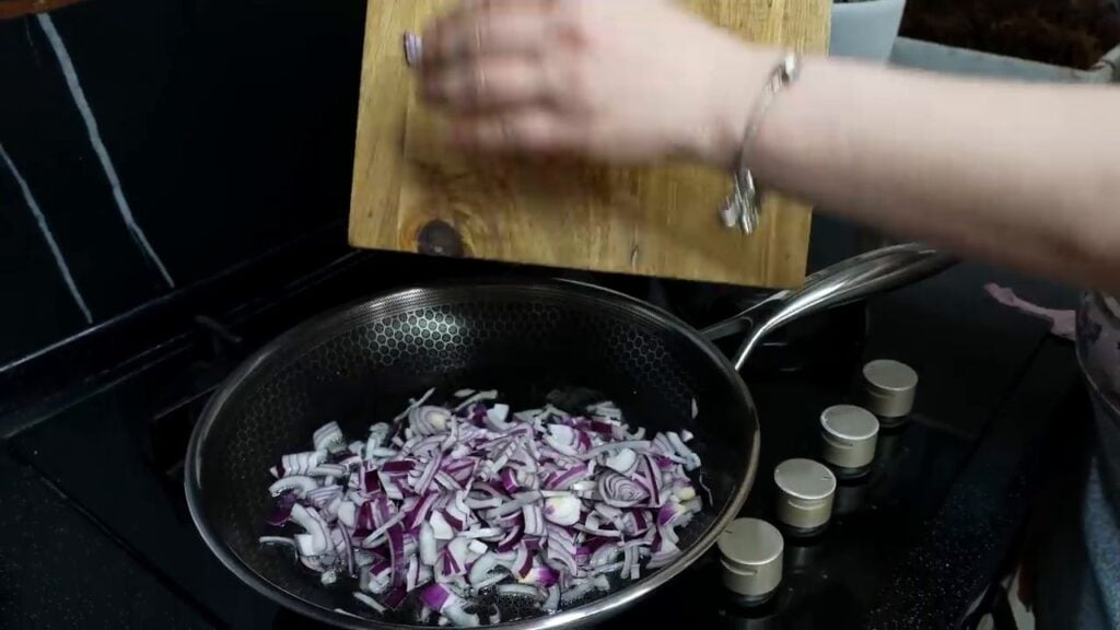 Košíčky s nastrouhaných brambor se zeleninovou náplní, šunkou, rajčaty a sýrem