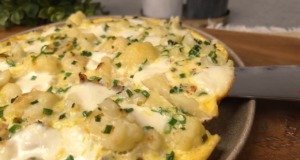 Lahodný květákový koláč na pánvi s jarní cibulkou a mozzarellou – Recept na zapečené pochoutky! Zapečený květák na pánvi s jarní cibulkou a mozzarellou, přelití vejci ve tvaru koláče
