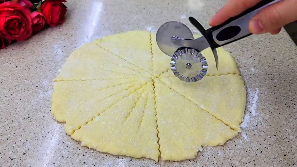 Pečené tvarohové croissanty se skořicí a cukrem