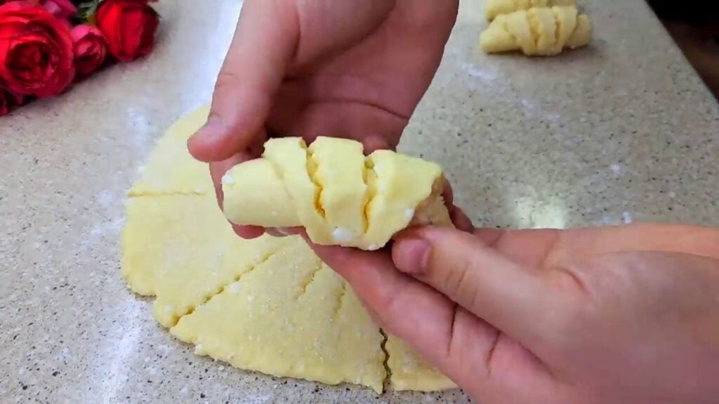 Pečené tvarohové croissanty se skořicí a cukrem