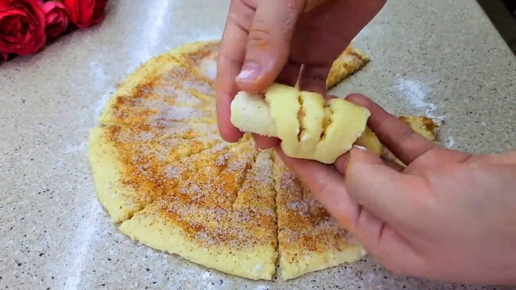 Pečené tvarohové croissanty se skořicí a cukrem