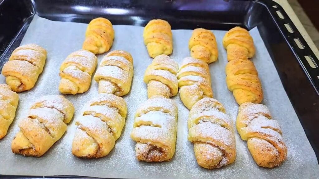 Pečené tvarohové croissanty se skořicí a cukrem