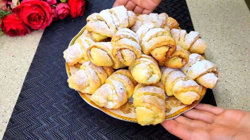 Pečené tvarohové croissanty se skořicí a cukrem