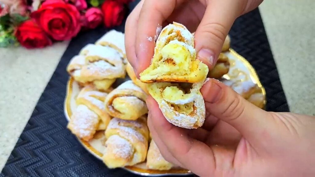 Pečené tvarohové croissanty se skořicí a cukrem