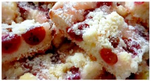 Recept na kynutý koláč s angreštem, rozinkami a drobenkou