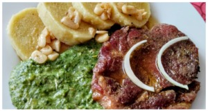 Pečená krkovice se špenátem a bramborovým knedlíkem: Tradiční recept na nedělní oběd