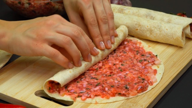 Zapečené pita rolky z mletého masa přelité zeleninou a sýrem Zapečené pita rolky z mletého masa přelité zeleninou a sýrem