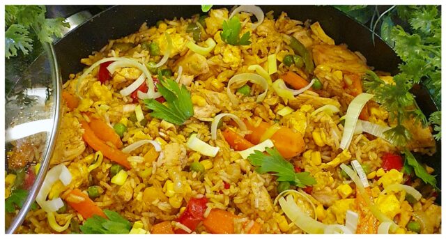 Smažená rýže s kuřecím masem, zeleninou a vejci - barevný a chutný recept z woku