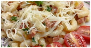 Recept na rychlou večeři nebo oběd – Těstoviny se salámem, cibulkou a sýrem
