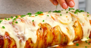 Zapečená bramborová roláda se sýrem a mletým masem Zapečená bramborová roláda se sýrem a mletým masem