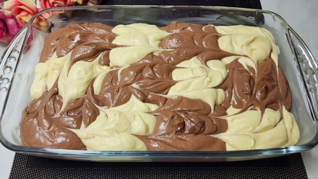 Dvoubarevné kakaové kostky se zakysanou smetanou - recept na jednoduchý a chutný dezert Dvoubarevné kakaové kostky se zakysanou smetanou - recept na jednoduchý a chutný dezert