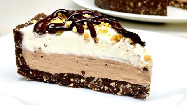 Cheesecake s arašídovým máslem a lehkou šlehačkou Cheesecake s arašídovým máslem a lehkou šlehačkou