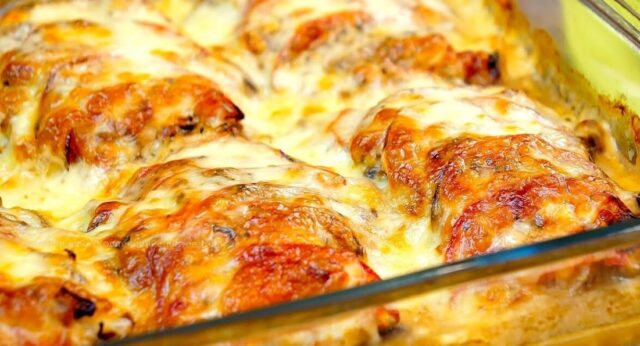 Zapečené vepřové kotlety s houbami, rajčaty a sýrem Zapečené vepřové kotlety s houbami, rajčaty a sýrem