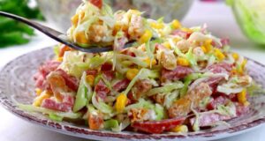 Pouze 4 ingredience a vznikne Vám tento salátek s klobásou Pouze 4 ingredience a vznikne Vám tento salátek s klobásou