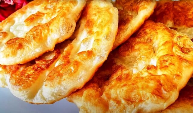 Jen mouka a horká voda - Recept na lahodné placky bez vajec a mléka Jen mouka a horká voda - Recept na lahodné placky bez vajec a mléka