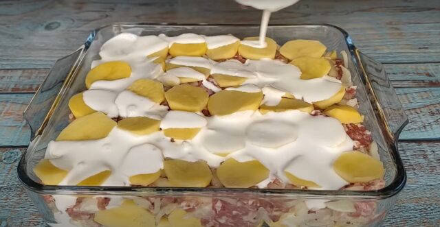 Brambory s mletým masem v troubě - S omáčkou ze zakysané smetany je to obzvláště chutné Brambory s mletým masem v troubě - S omáčkou ze zakysané smetany je to obzvláště chutné